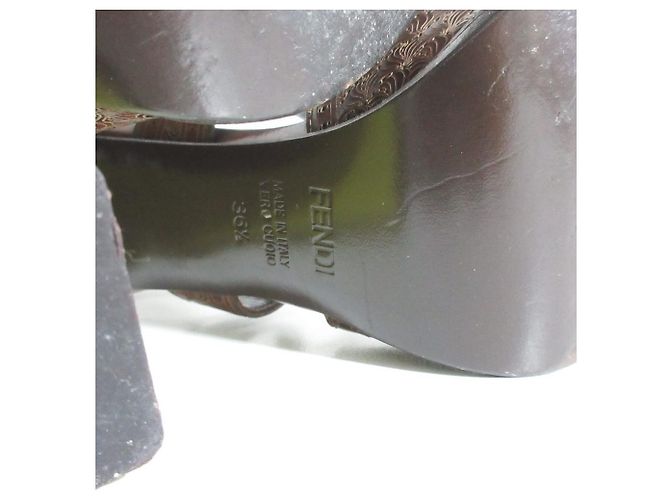 Fendi Pumps aus Leder mit Cut-Outs - Ansicht 8