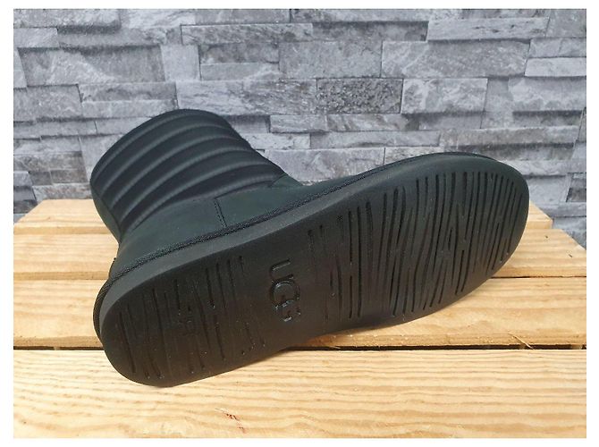 Botas UGG Negras de Cuero Nubuck Acolchadas Talla 39 - vista 3