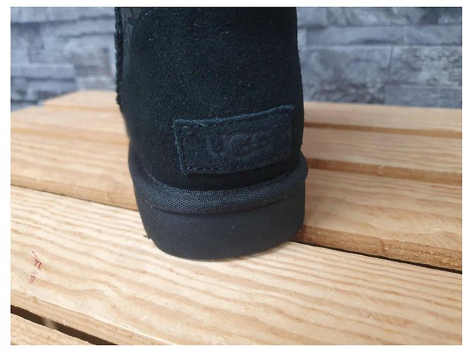 Botas UGG Negras de Cuero Nubuck Acolchadas Talla 39 - vista 6