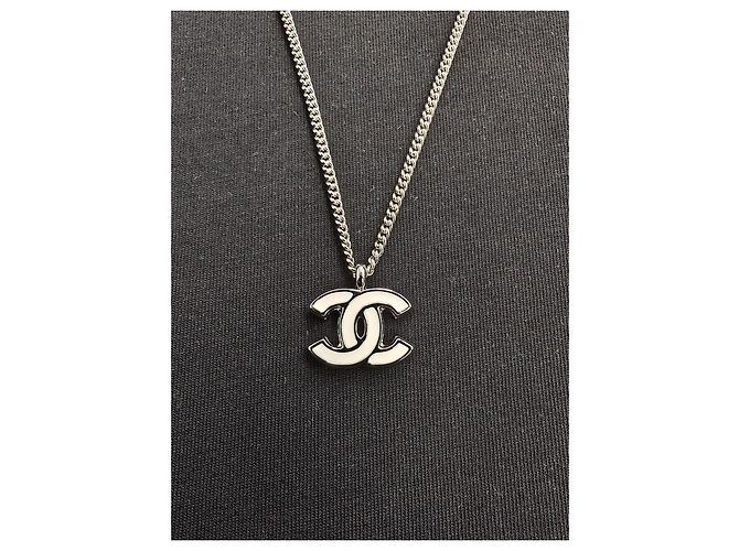 Collana con pendente Chanel Double CC Logo in smalto bianco - vista 2