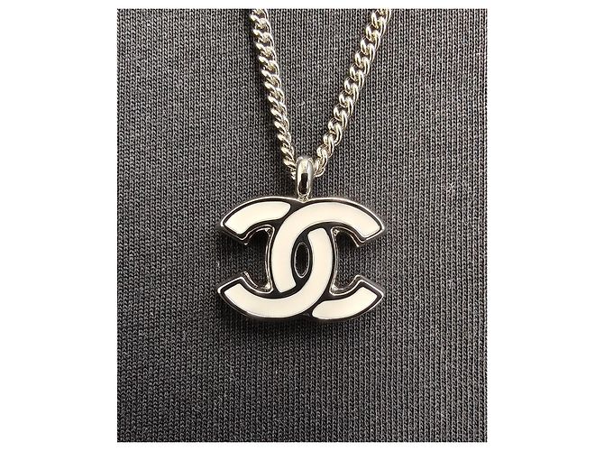 Collana con pendente Chanel Double CC Logo in smalto bianco - vista 3