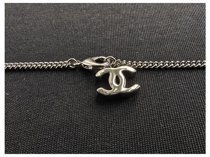 Collana con pendente Chanel Double CC Logo in smalto bianco - vista 4