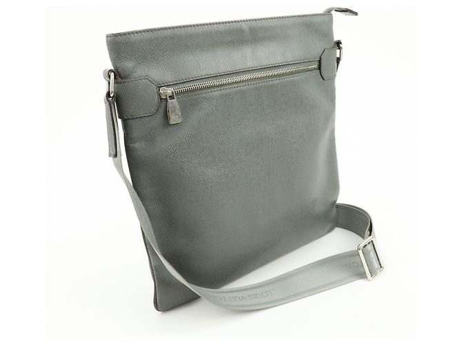 Louis Vuitton Sasha Taiga Leather - vista 4
