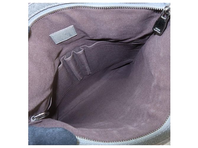 Louis Vuitton Sasha Taiga Leather - vista 5