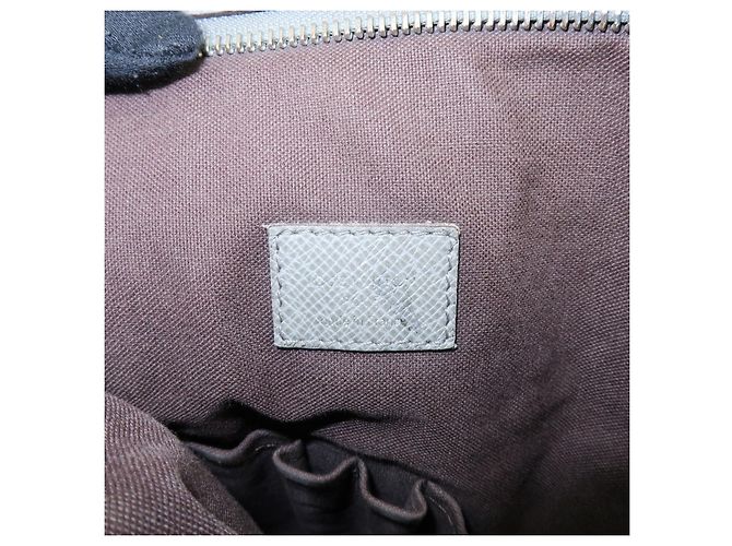 Louis Vuitton Sasha Taiga Leather - vista 6