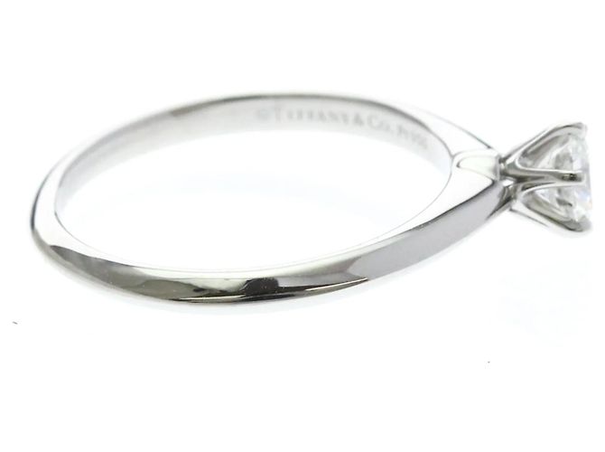 Tiffany & Co. Tiffany Setting Solitär aus Platin mit RBC Diamant G/VVS2 - Ansicht 3