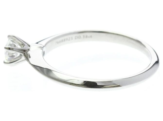 Tiffany & Co. Tiffany Setting Solitär aus Platin mit RBC Diamant G/VVS2 - Ansicht 4