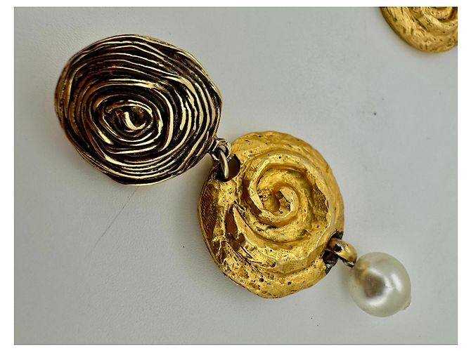 Chanel Edouard Rimbaud Paris – Orecchini Sculptural Spiral & Faux Pearl Drop – 1980s - vista 3