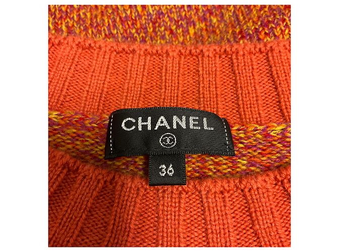 Chanel gestrickter Pullover aus melierter Wolle und Kaschmir in Orange / Burgund mit CC-Logo-Knöpfen - Ansicht 4