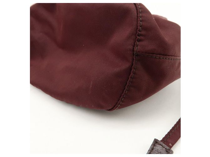 PRADA Nylon Saffiano Leder Beuteltasche mit Dreieckslogo - Ansicht 10