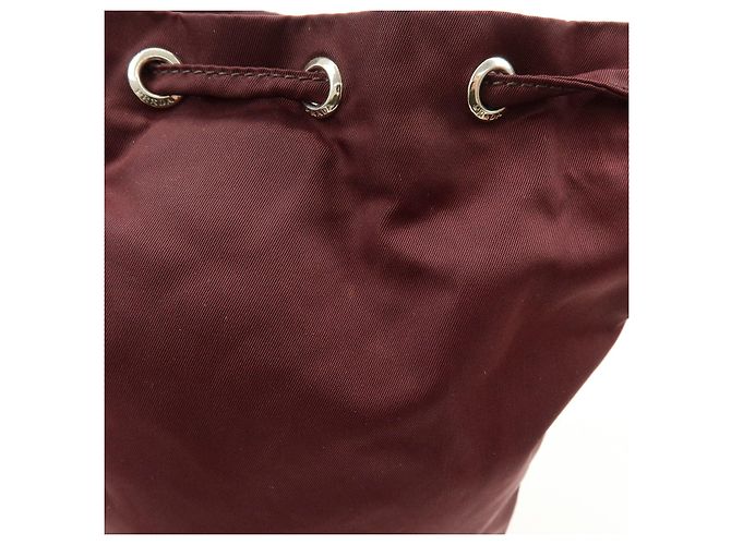 PRADA Nylon Saffiano Leder Beuteltasche mit Dreieckslogo - Ansicht 16