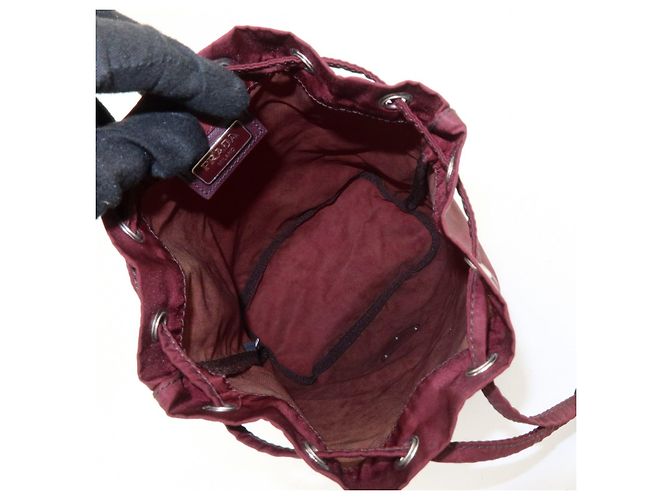 PRADA Nylon Saffiano Leder Beuteltasche mit Dreieckslogo - Ansicht 18