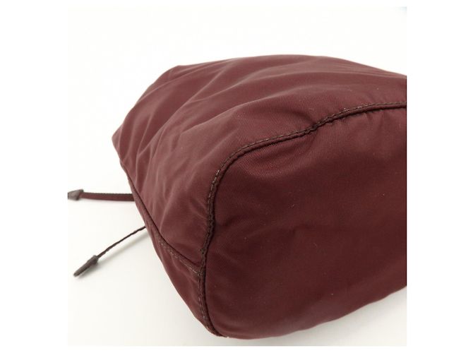 PRADA Nylon Saffiano Leder Beuteltasche mit Dreieckslogo - Ansicht 8