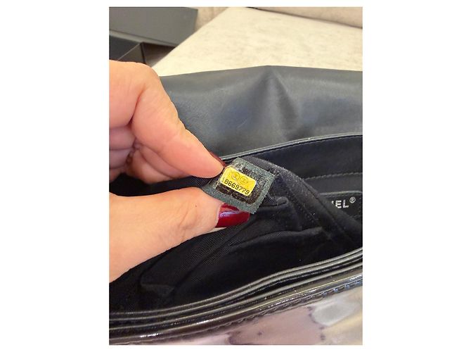 Chanel Borsa Boy Pelle Verniciata Nera - vista 10
