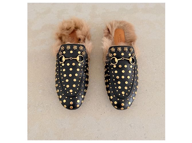 Gucci Princetown Mules in pelle borchiata e pelliccia - vista 3