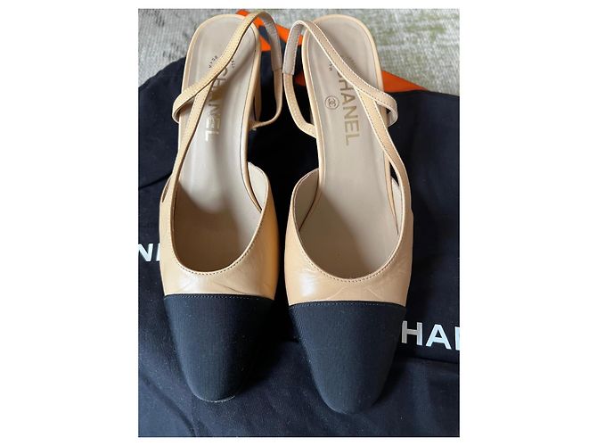 Chanel Slingback Bicolore in Pelle Beige e Tessuto Nero - vista 2