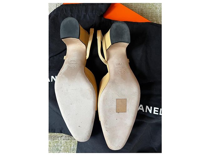 Chanel Slingback Bicolore in Pelle Beige e Tessuto Nero - vista 4
