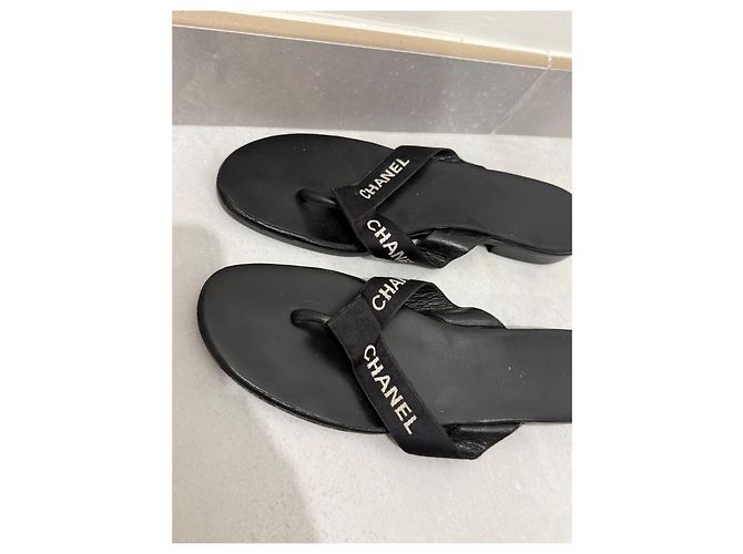 Chanel Leder Flip-Flops Schwarz - Ansicht 3