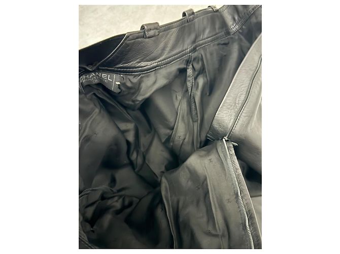 Chanel Schwarze Lederhose mit CC-Logo - Ansicht 10