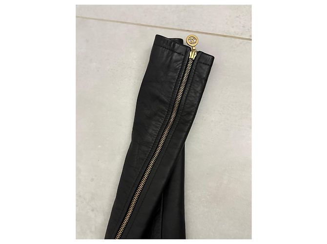 Chanel Schwarze Lederhose mit CC-Logo - Ansicht 9