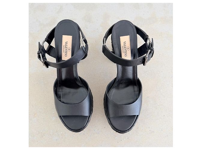 Valentino Garavani Sandali Rockstud platform in pelle nera - vista 4