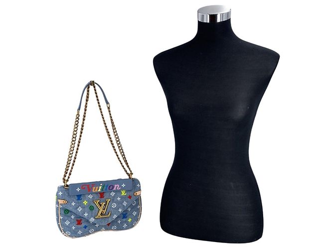 Louis Vuitton New Wave Schultertasche mit Kette aus hellblauem Denim mit Monogramm - Ansicht 2