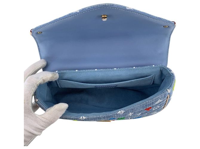 Louis Vuitton New Wave Schultertasche mit Kette aus hellblauem Denim mit Monogramm - Ansicht 5