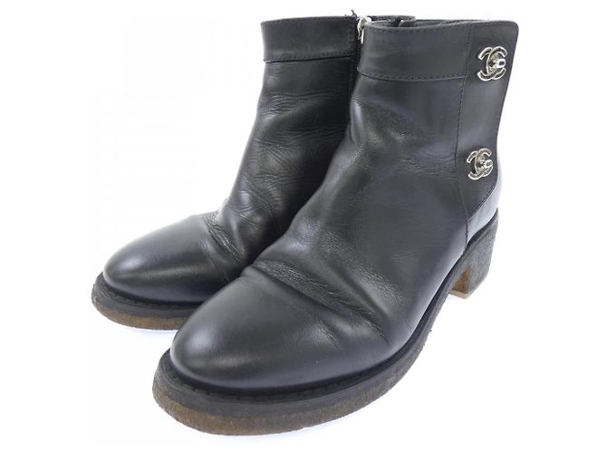 Chanel Turn Lock Lederstiefel - Ansicht 3