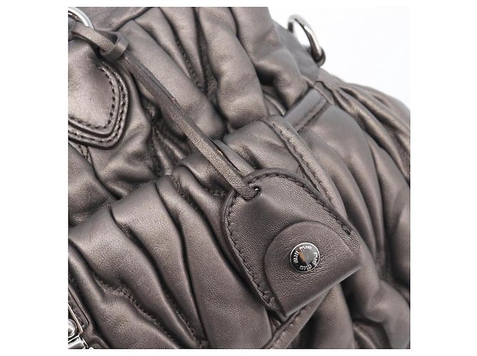 Miu Miu Matelasse Hand Bag Leather Gray Silver - vista 17