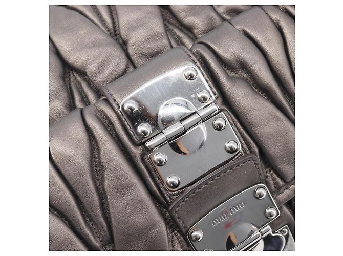 Miu Miu Matelasse Hand Bag Leather Gray Silver - vista 19