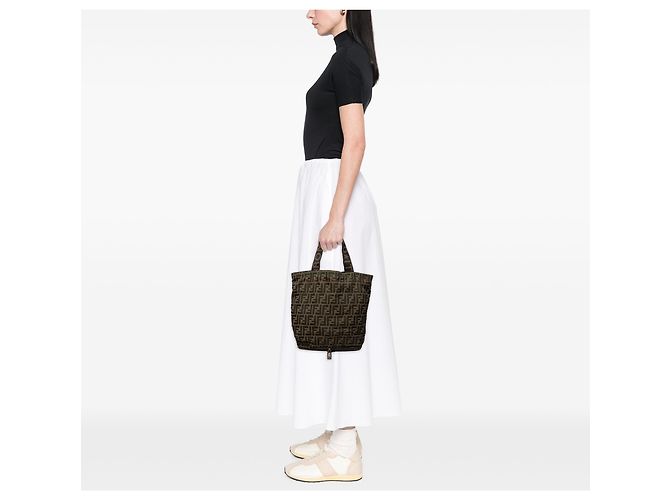 Bolso tote plegable Fendi de lona Zucca marrón y nailon - vista 8