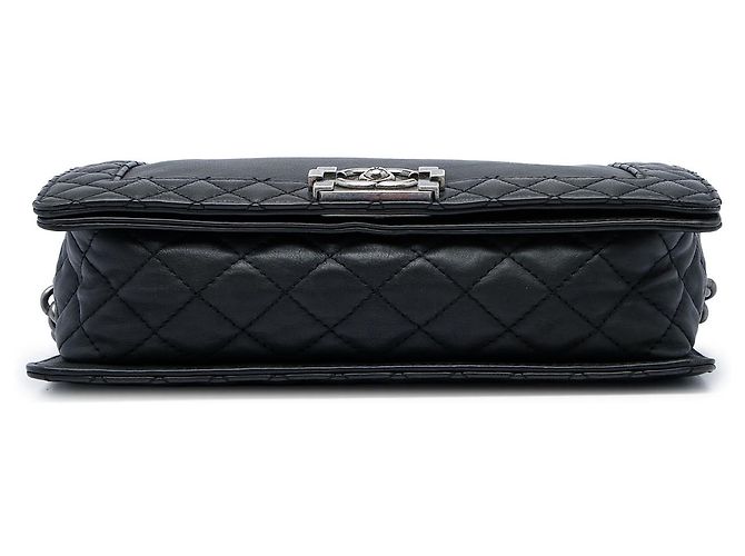 Chanel Black Medium Lambskin Boy Reverso Flap - vista 3