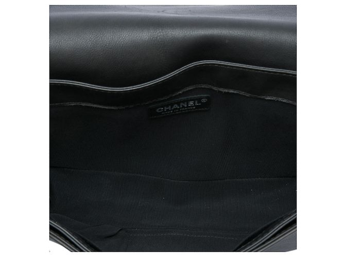 Chanel Black Medium Lambskin Boy Reverso Flap - vista 4