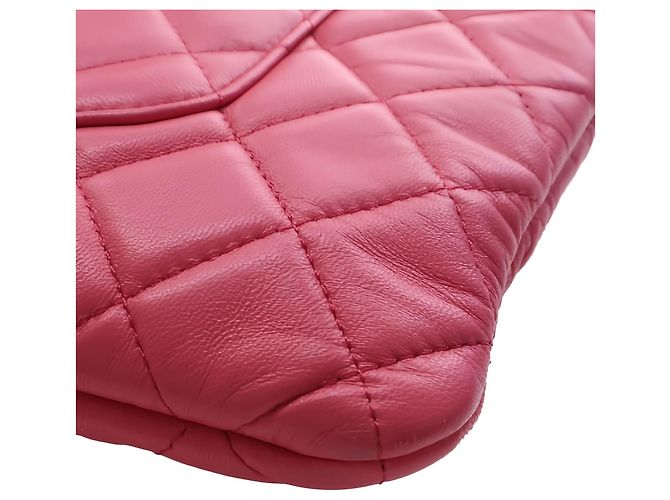 Estojo Duplo Chanel em pele de cordeiro acolchoada rosa com corrente - vista 10