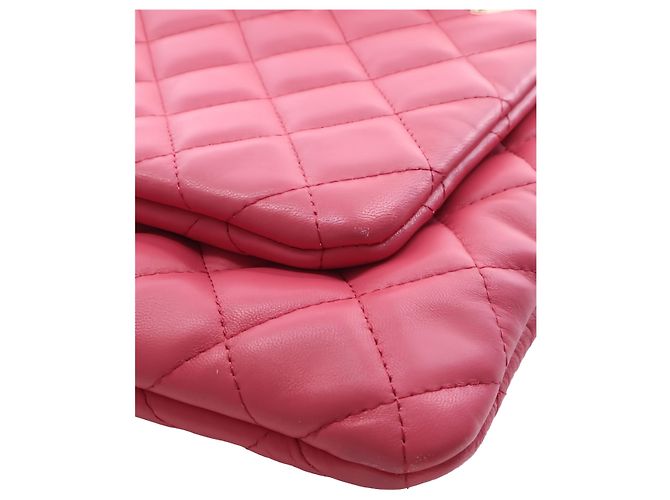 Estojo Duplo Chanel em pele de cordeiro acolchoada rosa com corrente - vista 11
