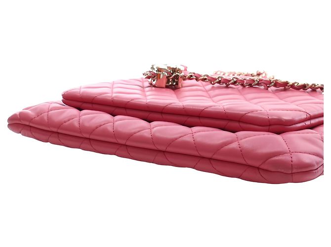 Estojo Duplo Chanel em pele de cordeiro acolchoada rosa com corrente - vista 14