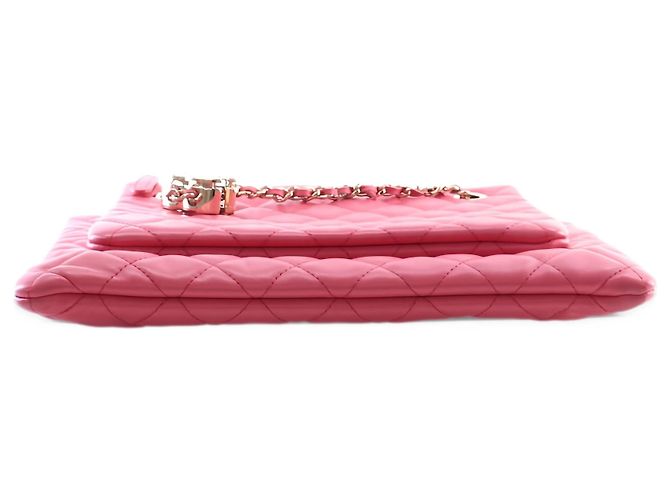 Estojo Duplo Chanel em pele de cordeiro acolchoada rosa com corrente - vista 3