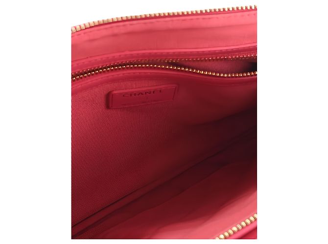 Estojo Duplo Chanel em pele de cordeiro acolchoada rosa com corrente - vista 4