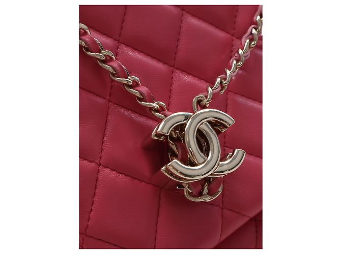 Estojo Duplo Chanel em pele de cordeiro acolchoada rosa com corrente - vista 5
