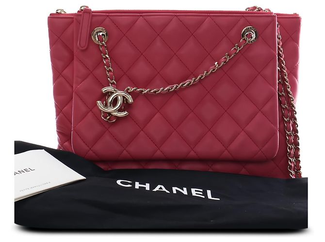 Estojo Duplo Chanel em pele de cordeiro acolchoada rosa com corrente - vista 6