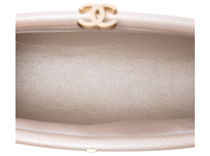 Classique Pochette Chanel Timeless Kisslock en cuir caviar matelassé doré - vue 4