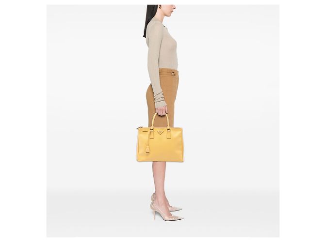 Borsa Prada Yellow Medium Saffiano Lux Galleria Double Zip Satchel - vista 6