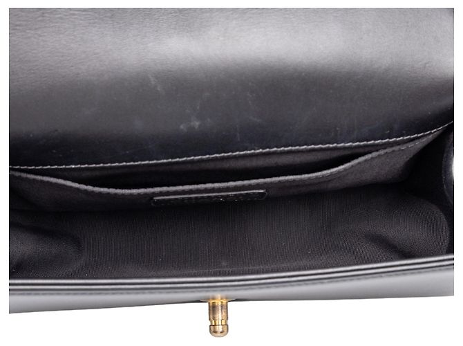Chanel Black Old Medium Quilted Lambskin Boy Flap - vista 4