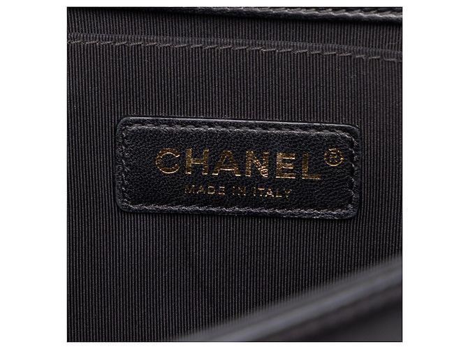 Chanel Black Old Medium Quilted Lambskin Boy Flap - vista 5