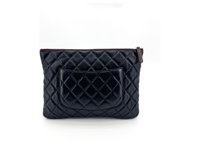 Clutch Chanel O Case de piel de cordero acolchada Medium - vista 2
