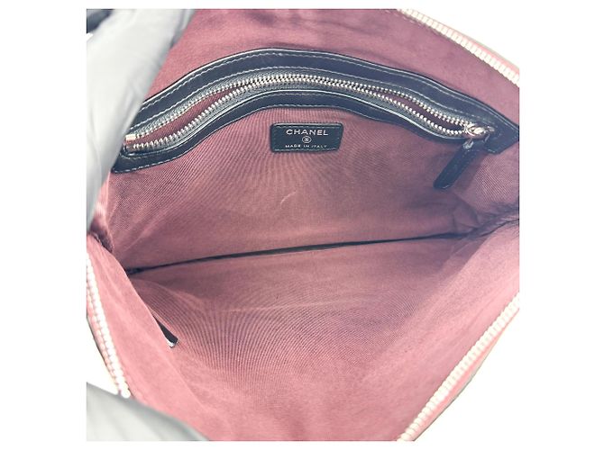 Clutch Chanel O Case de piel de cordero acolchada Medium - vista 5