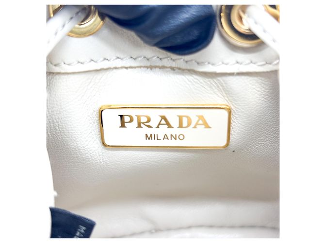 Mini pochette a secchiello in vernice Prada con logo triangolo e coulisse - vista 6