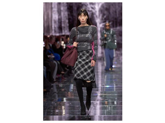 Falda midi plisada Balenciaga de lana gris con cuadros - vista 5