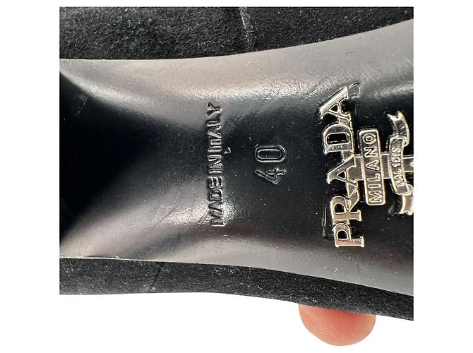 Stivaletti Prada a punta con tacco in camoscio nero - vista 11