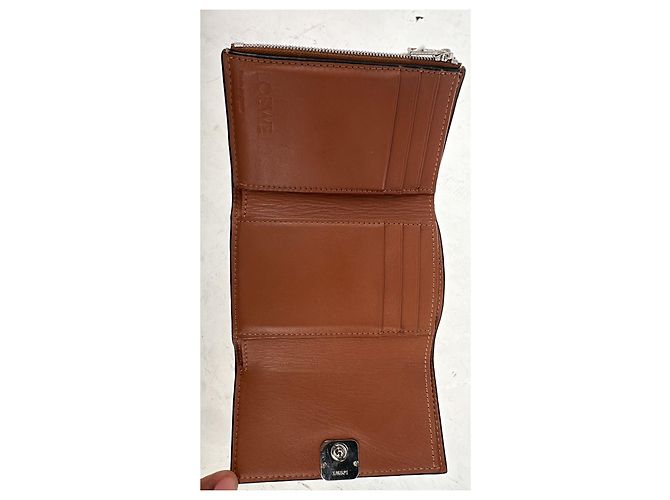 Portafoglio verticale piccolo Anagram Loewe in pelle di vitello marrone - vista 11